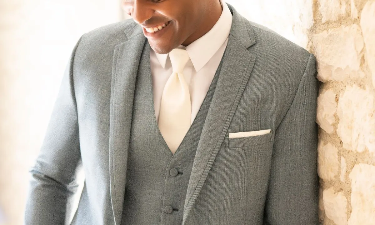 noivo usando terno cinza claro