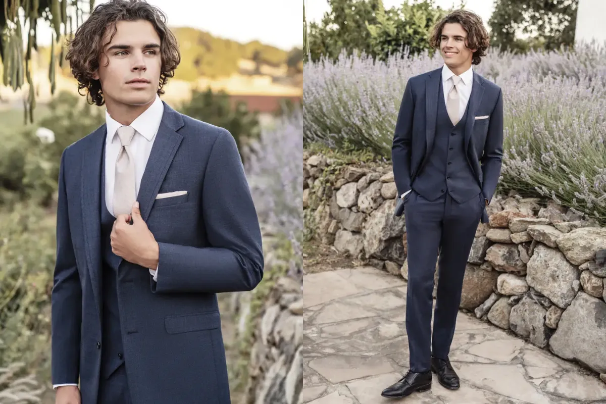 Traje Cerimonial Denim azul-marinho com colete, camisa branca e gravata clara.