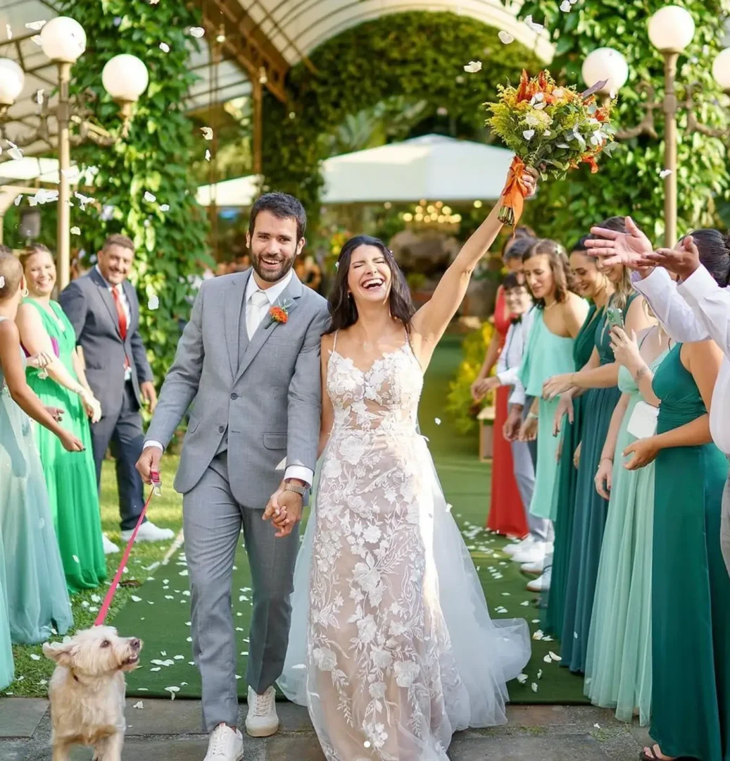 noivo usando terno cinza claro