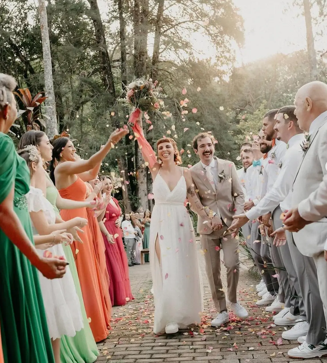 noivo usando terno claro