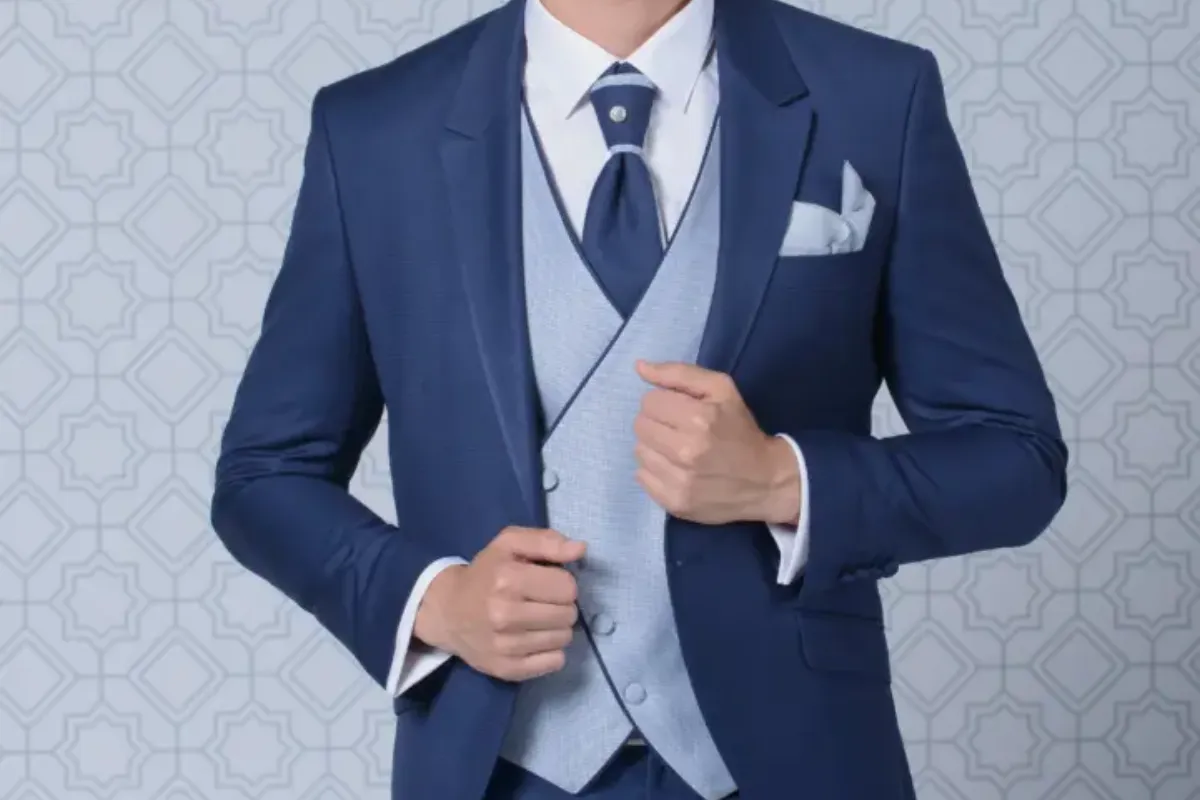 Traje Madrid aluguel de terno em São Paulo com blazer azul, colete claro, gravata azul e lenço no bolso.