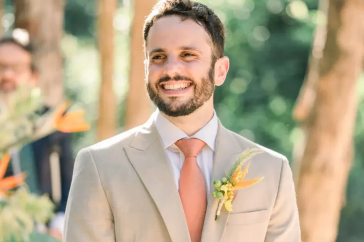 Homem usando terno areia em casamento ao ar livre, imagem sobre termo areia black tie e aluguel de terno em São Paulo.
