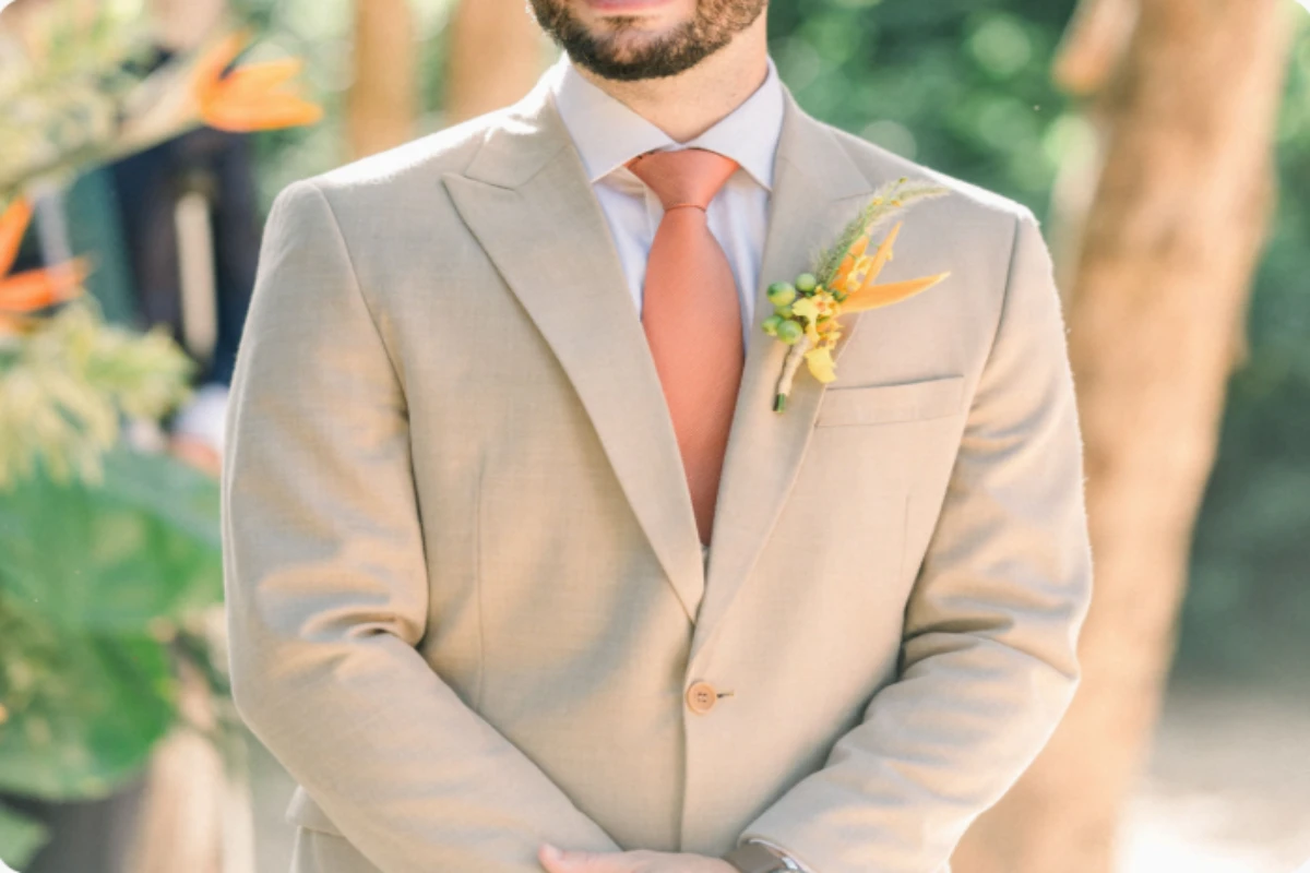 Terno bege: como usar com elegância em eventos e casamentos