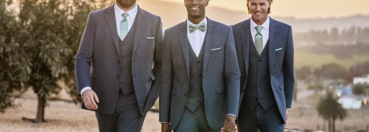 Traje passeio completo masculino com terno, colete, camisa social e gravata em evento ao ar livre
